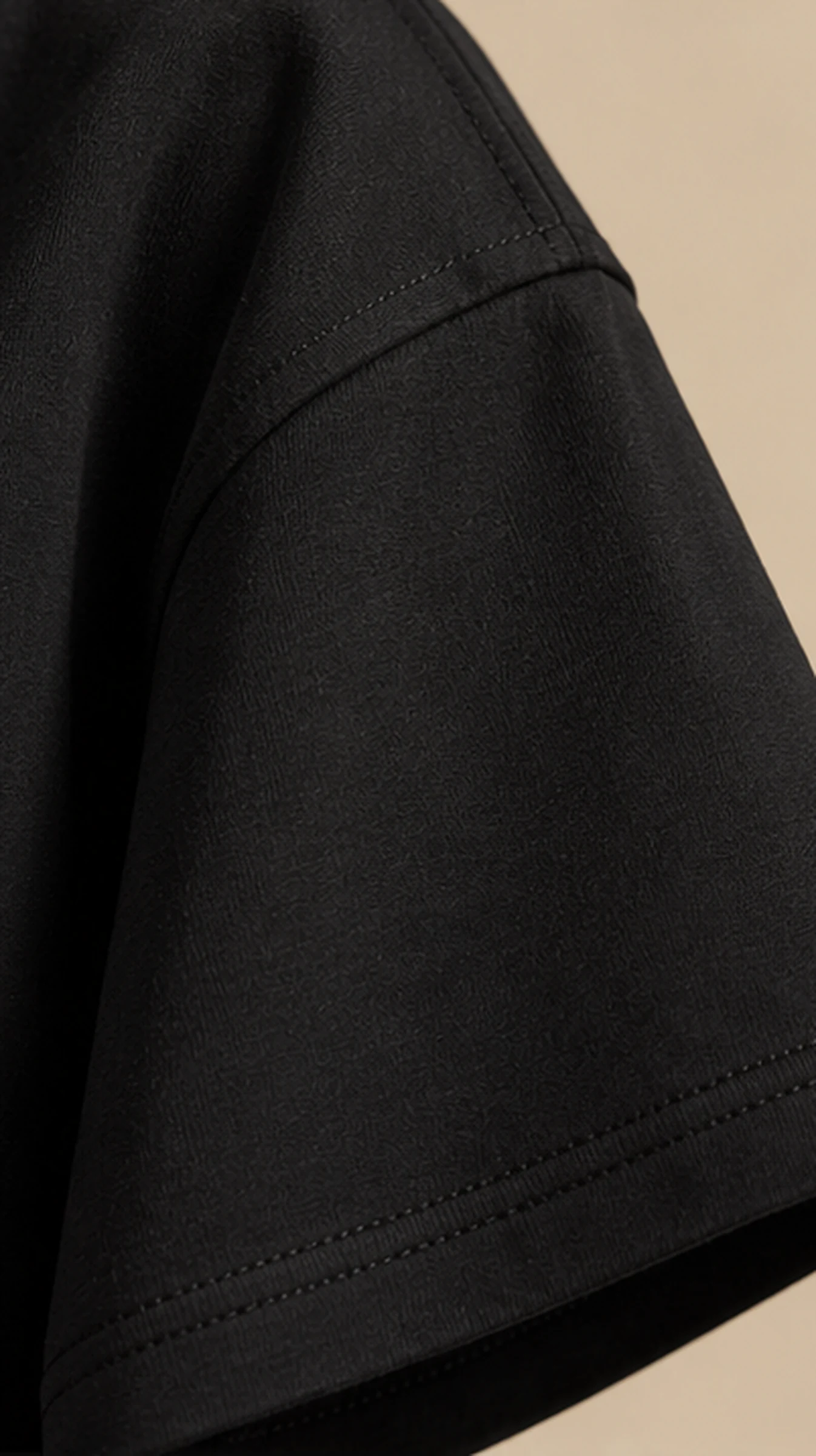 Classy Training T-Shirt, close-up of the dropped shoulder seam and the stitched sleeve hem