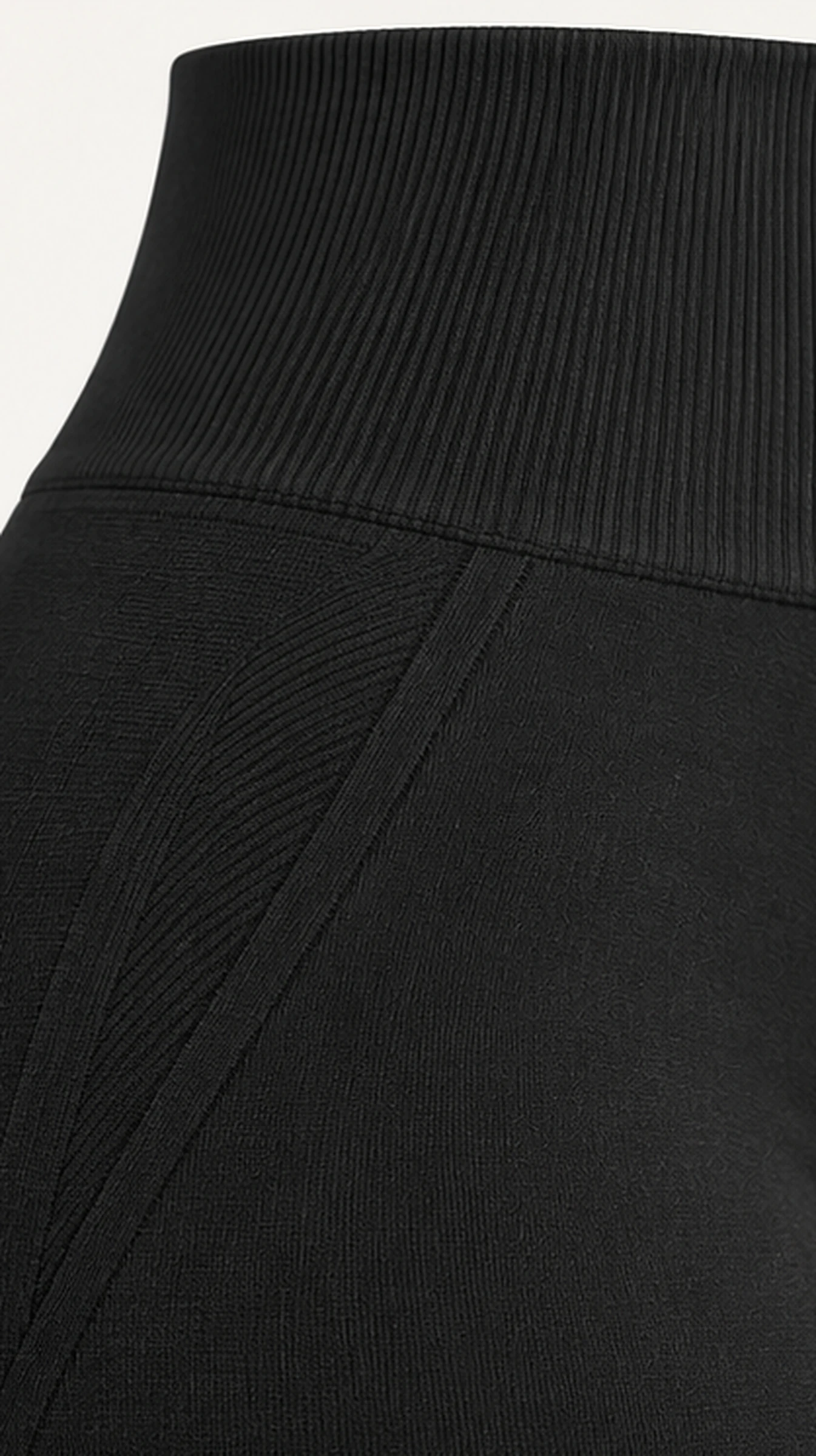 Classy EffortlessLift Seamless Shorts, close-up of the waistband and the diagonal rib panel